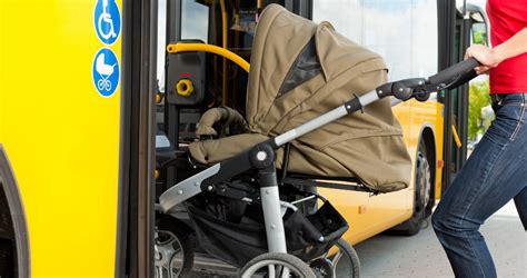 Babakocsi rögzítése a buszon