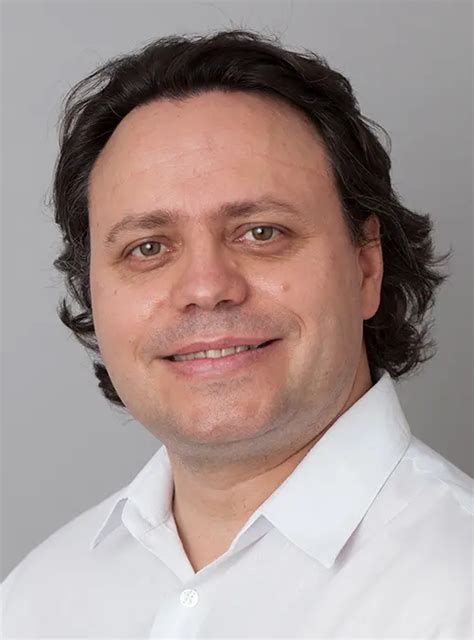Dr. Koppán Miklós portréja vagy tudományos kutatásokról szóló illusztráció