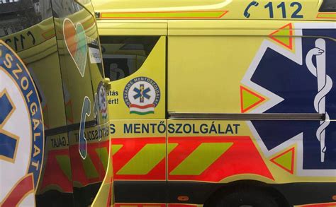 Mentősök kezelnek egy újszülöttet a mentőautóban