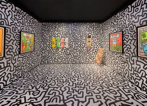 Keith Haring portréja és néhány jellegzetes graffitije
