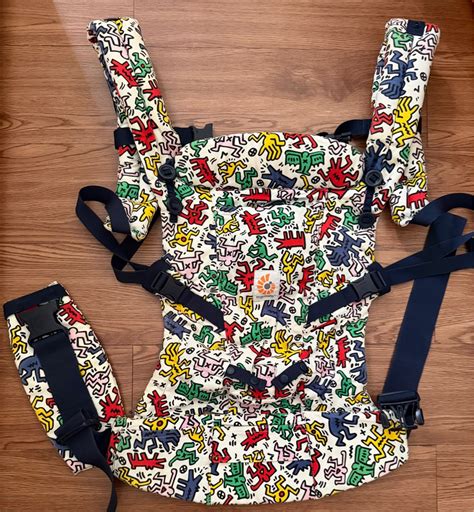 Ergobaby Adapt hordozó Keith Haring mintával