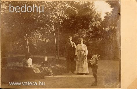 Régi családi fotó dajkáról és a gondozott gyermekről