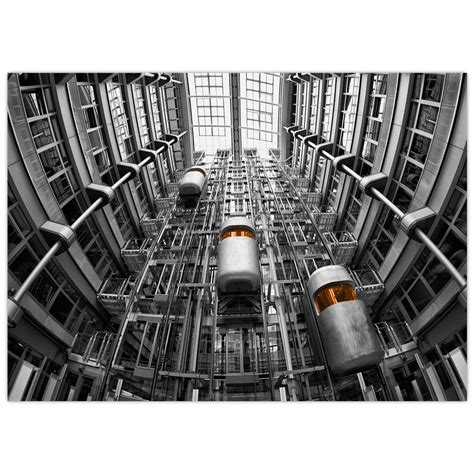 Zuhanó lift egy épületben