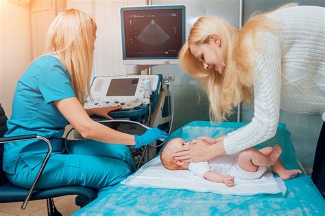 Csecsemő hasi és koponya ultrahang vizsgálat illusztrációja