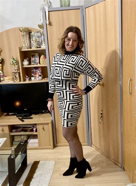 Egy apa, aki segít a gyerekek gondozásában, támogatva az anyát