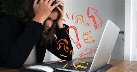 Nő laptop előtt, kezében baba