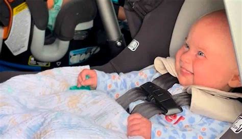 A babakocsiban síró baba és egy gondoskodó anyuka