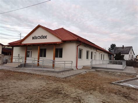 A Jászberény Városi Önkormányzati Bölcsőde logója és épülete
