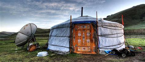 Mongol jurtában élő csecsemő