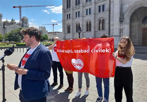 Liberalizációpárti aktivisták az északír parlament előtt