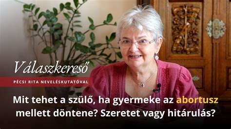 Kerékpározó szülő és gyermeke az első gyerekülésben, mosolyogva