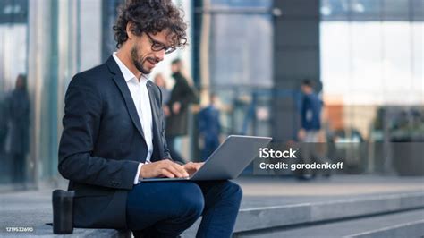 Kismama laptop előtt ül, mosolyogva