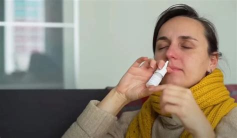 Illusztráció az orrspray helyes használatáról