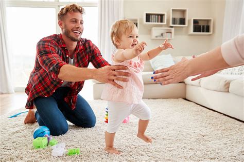 Baba feláll és megteszi első lépéseit