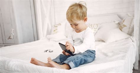 Gyermekek teát isznak