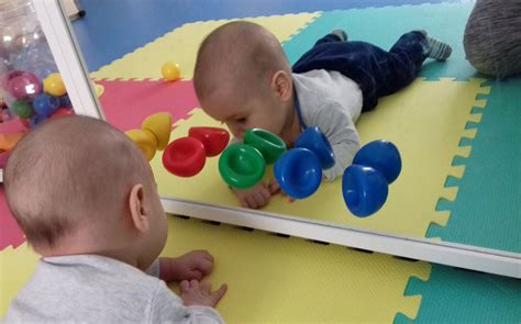 csecsemő hason fekve