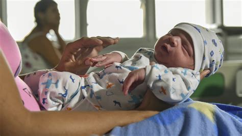 A baba feje nyomást gyakorol a végbélre szülés közben