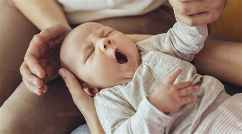 Csecsemő a hűvös szobában, nyugodtan alszik