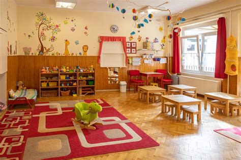 Modern bölcsődei épület, világos csoportszobák