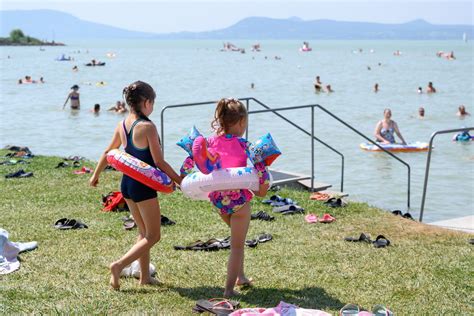 kismama pihenése a Balaton parton