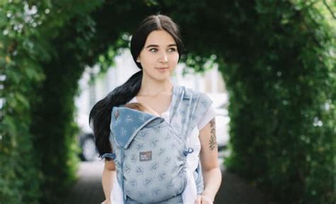 anya babahordozóban tesztel