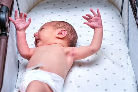 Sémás ábra a Moro-reflex kiváltódásáról és a baba mozdulatairól