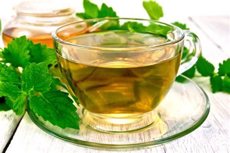 Citromfű tea egy csészében mézzel