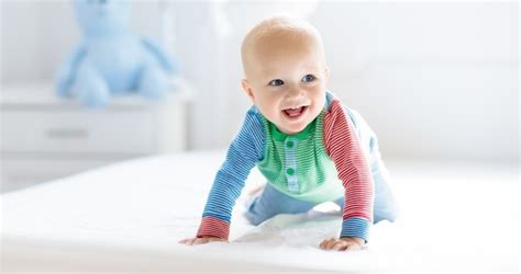 csecsemő mászik a vízben