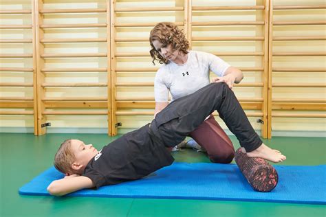 gyógytornász segít a csecsemőnek