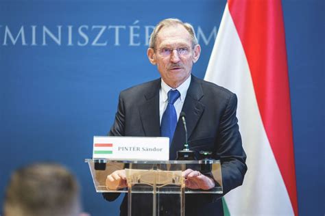 Prof. Dr. Pintér Sándor portréja