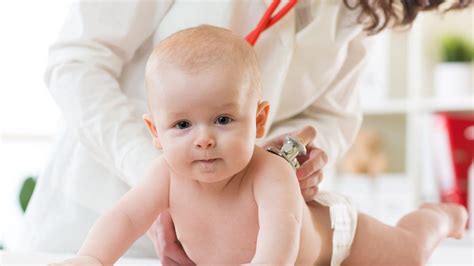 Beteg kisbaba homeopátiás gyógyszerekkel körülvéve