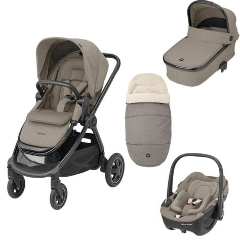 Csecsemő a Maxi Cosi Adorra mózeskosárban, ergonomikus testhelyzetben