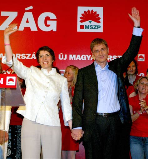 Egy pár, ahogy együtt várja a szülés pillanatát, egymás kezét fogva.
