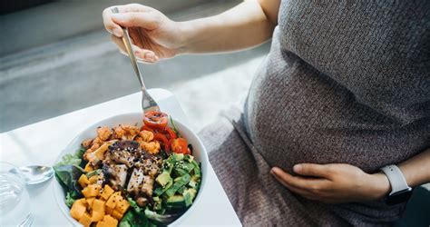 Egy terhes nő, aki egészséges ételeket eszik és sportol