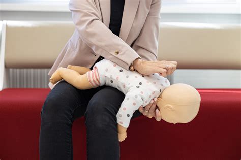 Csecsemő háti ütései félrenyelés esetén