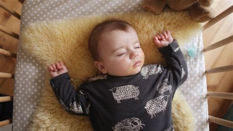 Baba nyugodtan alszik az anyukája mellett