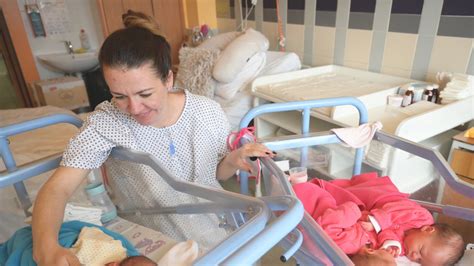 Örömteli pillanat: újszülött ikrek a kórházban