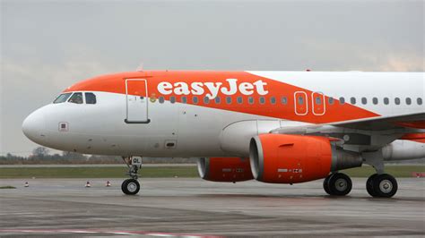 EasyJet repülőgép gyermekes családdal a fedélzeten