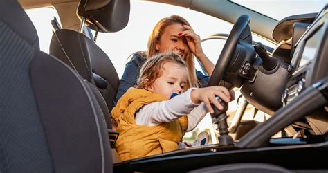 Csecsemő biztonsági övben felnőtt ölében repülőgépen