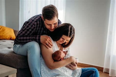Boldog apa újszülött gyermekével otthon Ausztriában
