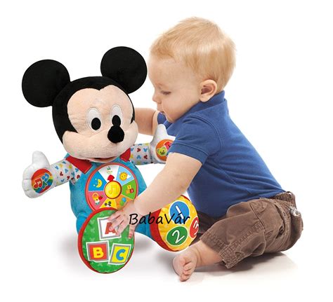 Clementoni Mickey egér plüss játék, bemutatva a különböző textúrákat és hanghatásokat