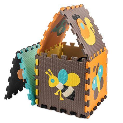 Gyerekek játszanak egy habszivacs puzzle szőnyegen, várat építve