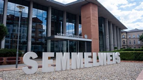 A Semmelweis Egyetem Szülészeti és Nőgyógyászati Klinikájának külső képe