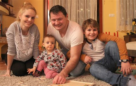 Erdei Zsolt és kislánya, Gréti az inkubátorban
