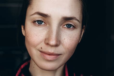 Nő, aki az arcán pigmentfoltokat vizsgál