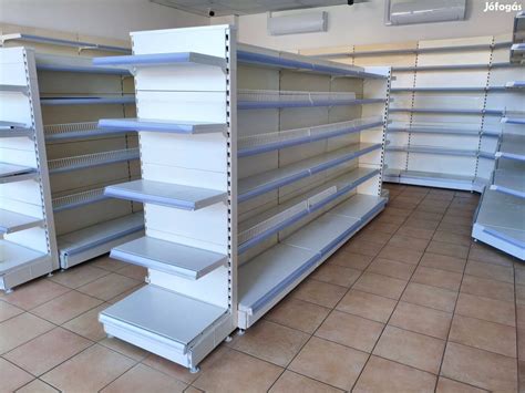 Ruhás polcok kismamaruha üzletben, Gyulán