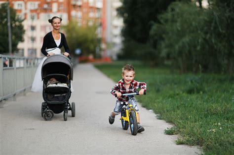 Család sétál sport babakocsival egy parkban