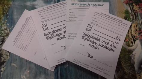 Szülő, aki orvosi igazolást intéz a gyermek betegsége kapcsán