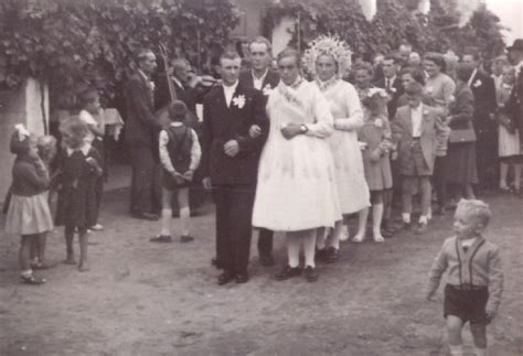 Magyar paraszti lakodalom ábrázolása, gyermekekkel.