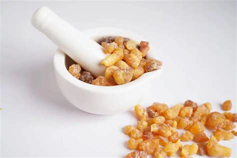 Mágikus tárgyak, például fokhagyma és tömjén, melyeket a terhes nők használtak.